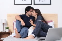 Bruna Varga e Lucas Amorim vestem conjunto azul marinho Santo Sono