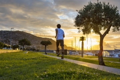 Turista corre pela orla de Funchal
