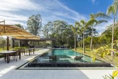 Um lugar sinônimo de paz e sossego, a casa de campo em Itu, ganhou diversos espaços de lazer e uma piscina de borda infinita, com direito à com prainha, para recarregar as energias dos moradores