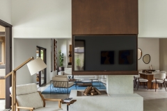 A lareira de ferro, com pintura de aço corten, e a cristaleira, desenhada exclusivamente para a família, são os charmes da sala de televisão