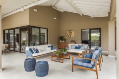 Nuances de azul, combinados com diversos itens de lazer, completam o espaço da varanda