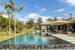 A piscina de borda infinita conversa com o paisagismo da Catê Poli e presenteia moradores e convidados uma vista deslumbrante