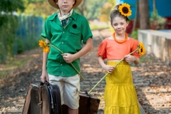 Leo está com camisa de algodão verde “Look Jeans”, bermuda palha “Look Jeans” e lenço “Zara”. Larah veste saia mostarda de Laise “Look Jeans” e croped de linho “Look Jeans”. Girassóis da “Flox Floricultura”