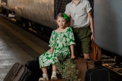 Larah está com vestido floral “Look Jeans” e laços “Yumy Baby Kids”. Leo usa conjunto de linho “Onda Marinha” (Loja BB Dreams)